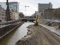 850199 Gezicht op het opnieuw uitgraven van de Stadsbuitengracht tussen de nieuwe Paardenveldbrug en de Vredenburgknoop ...